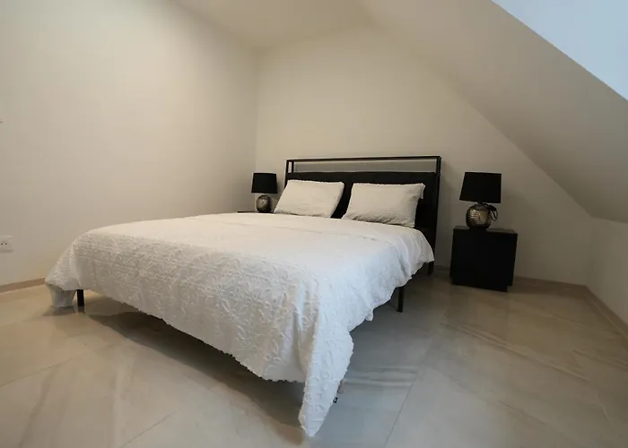 Les Du Lion Apartment *